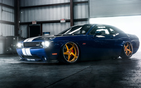 Синий спортивный автомобиль Dodge Challenger SRT 392 в гараже