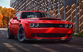 Красный автомобиль Dodge Challenger SRT Demon, 2018 
