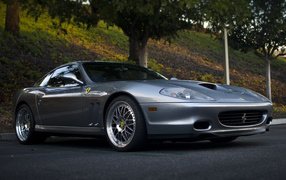 Серебристый автомобиль Ferrari 575M Maranello 