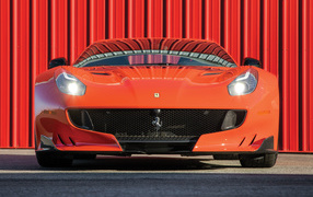 Красный блестящий автомобиль  Ferrari F12tdf