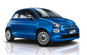 Синий автомобиль Fiat 500 Mirror, 2018 на белом фоне