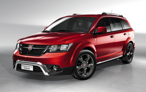 Красный автомобиль внедорожник Fiat Freemont Cross на сером фоне