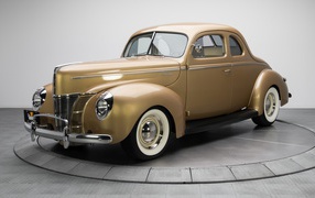 Коричневый ретро автомобиль Ford V8 Deluxe Coupe 1940