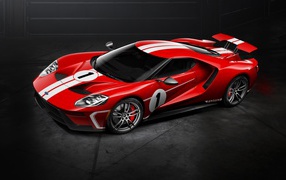 Красный спортивный автомобиль Ford GT '67 Heritage Edition