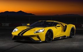 Желтый спортивный автомобиль Ford GT 
