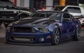 Синий автомобиль Ford Mustang 