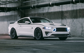 Белый автомобиль Ford Mustang RTR, 2018