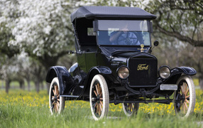 Черный ретро автомобиль Ford Model T, 1923 года