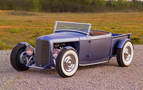 Стильный ретро автомобиль Ford Roadster Pickup, 1932 года