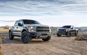Два стильных пикапа Ford F-150 Raptor, 2017 под красивым небом