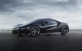 Черный спортивный автомобиль Honda NSX под пасмурным небом