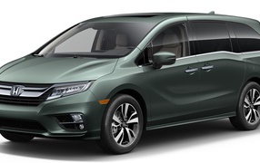 Автомобиль  минивэн Honda Odyssey, 2018 на белом фоне