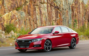 Компактный красный автомобиль Honda Accord