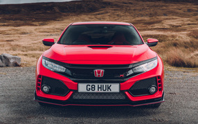 Красный автомобиль Honda Civic Type R, 2018 вид спереди