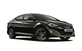 Черный автомобиль Hyundai Elantra на белом фоне