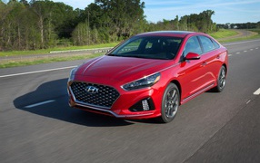 Красный автомобиль Hyundai Sonata Sport, 2018 на трассе 