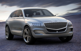 Серебристый автомобиль Hyundai Genesis GV80 