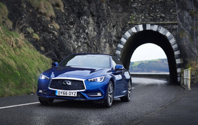 Синий автомобиль Infiniti Q60 выезжает из тоннеля 