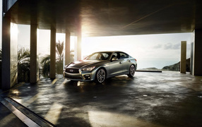 Серебристый автомобиль Infiniti Q50 в лучах солнца 