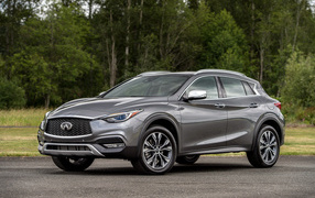Серебристый автомобиль Infiniti QX30 2.0t AWD, 2017 