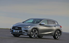 Серебристый автомобиль Infiniti QX30, 2017  