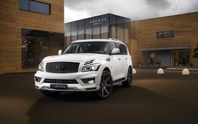 Белый стильный автомобиль  Infiniti QX80