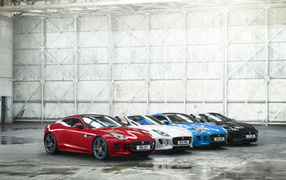 Автомобильный парк Jaguar F-Type в гараже