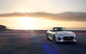 Серебристый автомобиль Jaguar F-Type на фоне неба 
