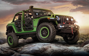 Автомобиль Jeep Wrangler Unlimited Rubicon Moparized, 2018 едет по камням