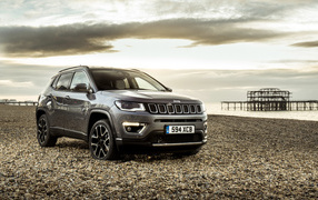 Внедорожник Jeep Compass Limited, 2018 на фоне неба
