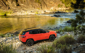 Красный Jeep Compass Trailhawk, 2017  на берегу 
