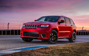 Красный автомобиль  Jeep Grand Cherokee Trackhawk, 2018 