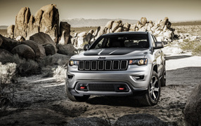 Серебристый внедорожник  Jeep Grand Cherokee