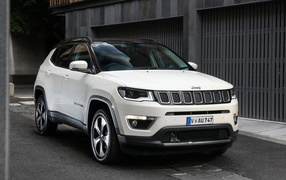 Белый автомобиль внедорожник  Jeep Compass Limited, 2018