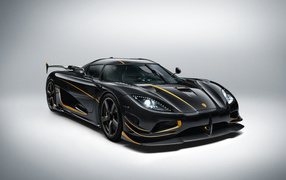 Черный спорткар  Koenigsegg Agera RS Gryphon на сером фоне 