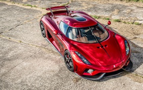 Красный спортивный автомобиль Koenigsegg Regera вид сверху