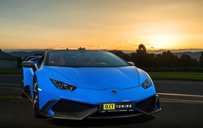 Синий скоростной автомобиль Lamborghini Huracan