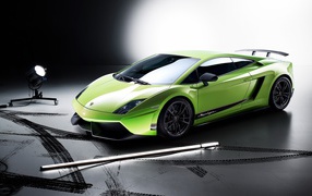 Спорткар Lamborghini Huracan салатового цвета в свете софитов 