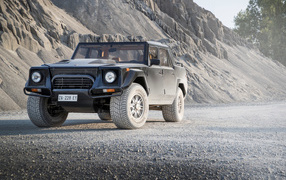 Внедорожник  Lamborghini LM002 на фоне гор