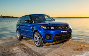 Синий внедорожник  Range Rover на берегу моря