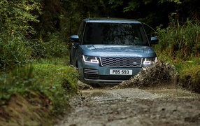 Внедорожник Range Rover Autobiography, 2017 едет по воде