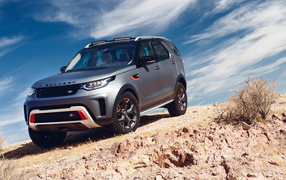 Серебристый внедорожник Land Rover Discovery SVX 2, 2018 на фоне неба