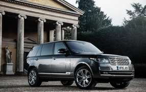 Серебристый стильный внедорожник Range Rover 