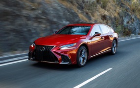 Яркий красный автомобиль Lexus LS, 2018 на трассе