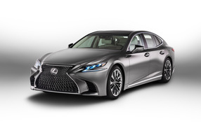 Серебристый автомобиль Lexus Unveils, 2018 на белом фоне