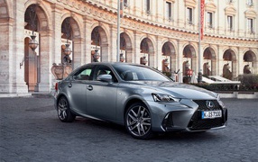 Стильный серебристый Lexus IS на фоне здания