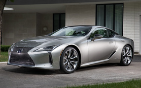 Стильный серебристый автомобиль Lexus LC 500h, 2018