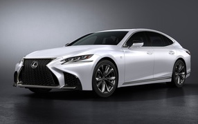 Стильный серебристый автомобиль Lexus LS 500 F Sport, 2018 