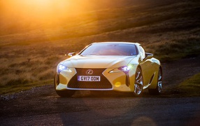 Желтый автомобиль Lexus LC 500, 2018 в лучах солнца