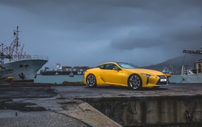 Желтый спортивный автомобиль Lexus LC 500 в порту